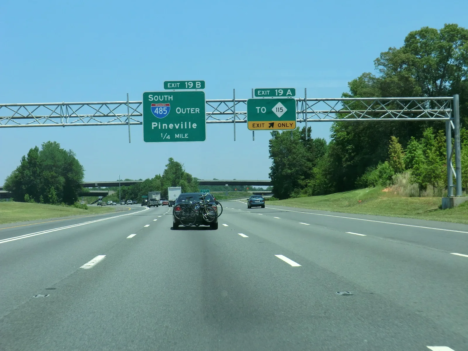 Overhead signs for Exits 19A and 19B, N.C. 115 and Interstate 485, on Interstate 77 at the southern edge of Huntersville